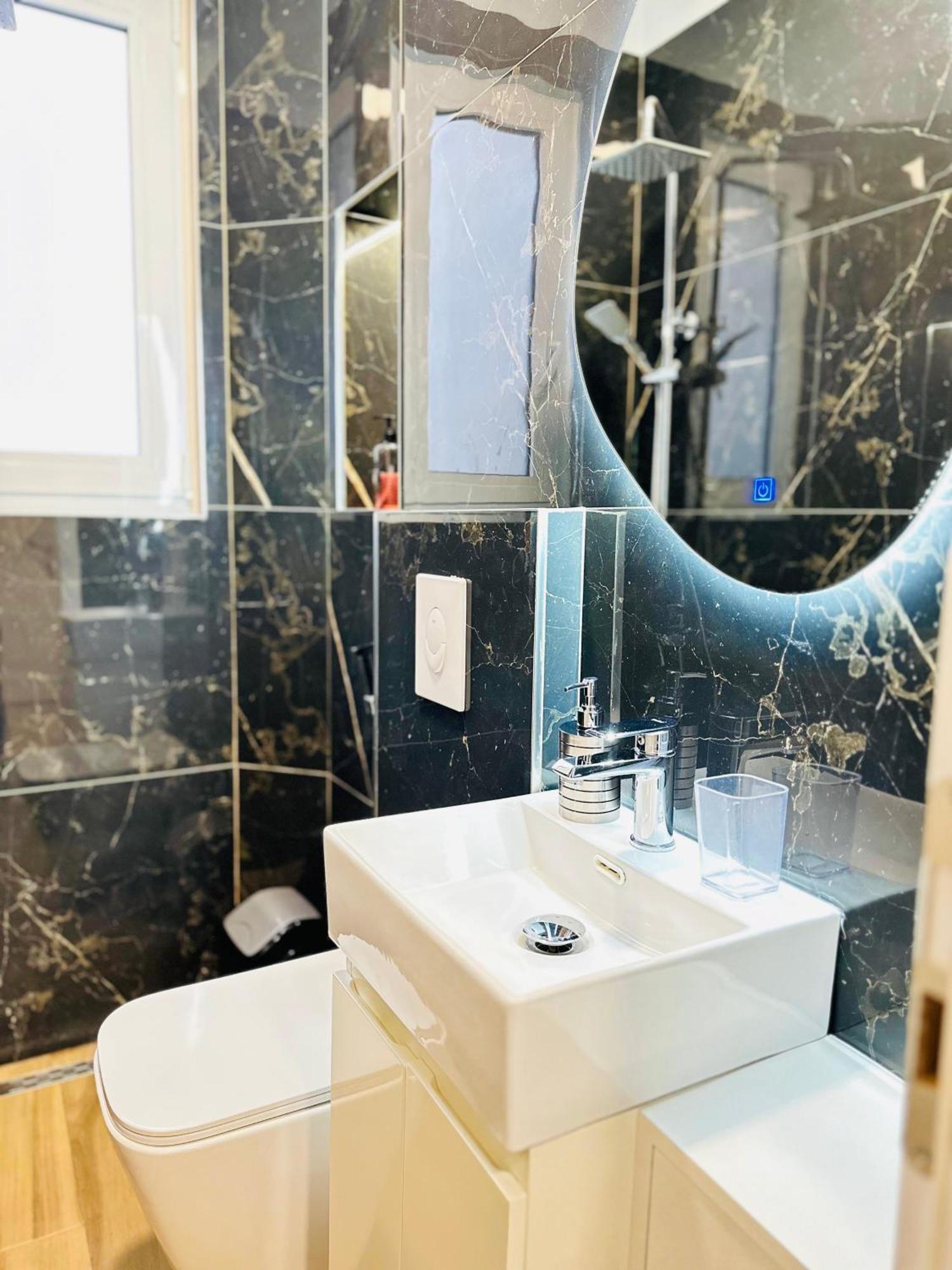 Luxurious Central Stay - Self Check-In 地拉那 外观 照片