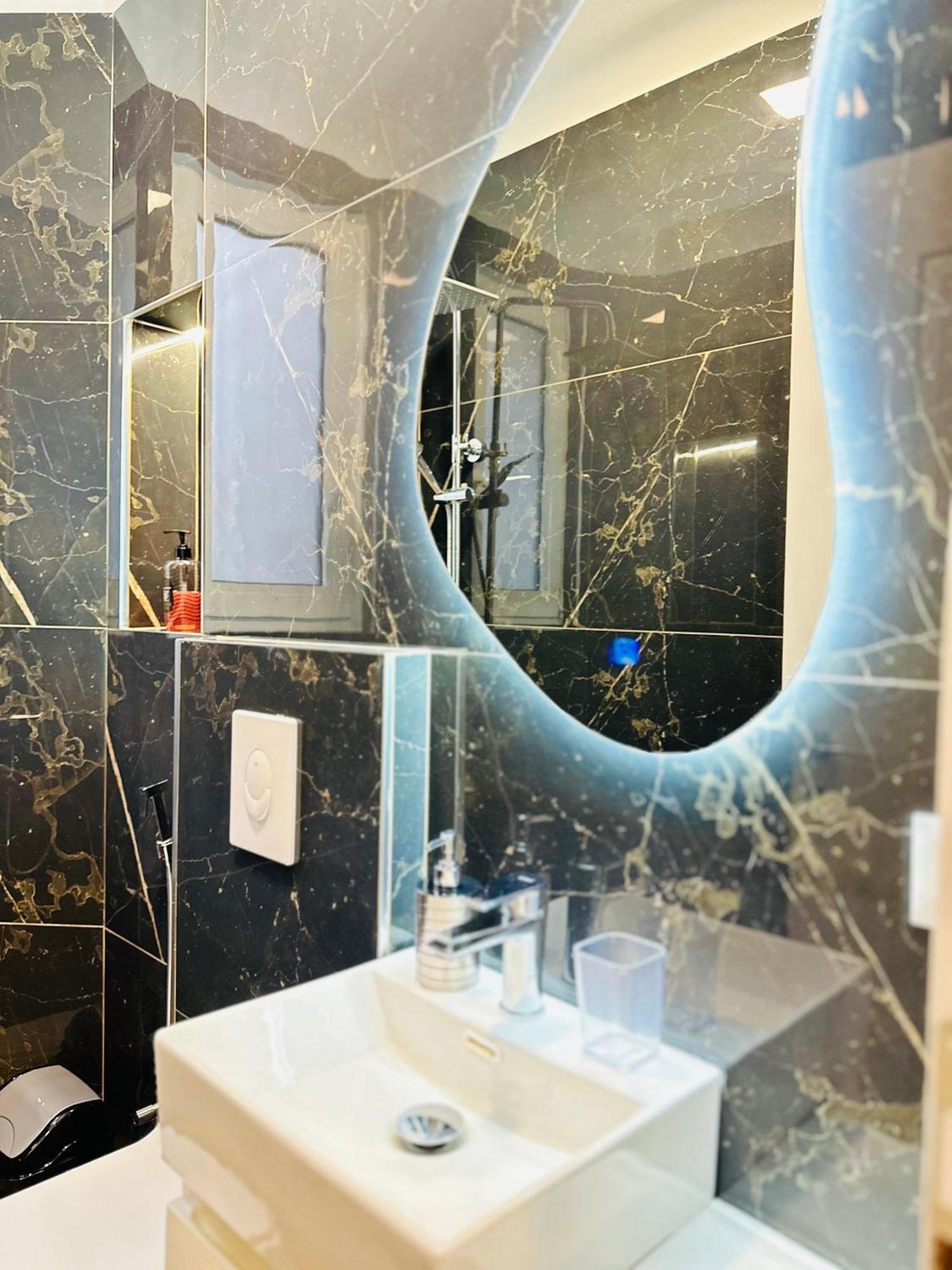 Luxurious Central Stay - Self Check-In 地拉那 外观 照片